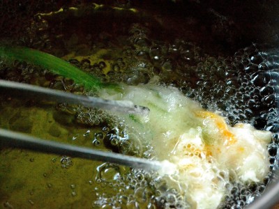 Friterede courgetteblomster med mozzarella og ansjos